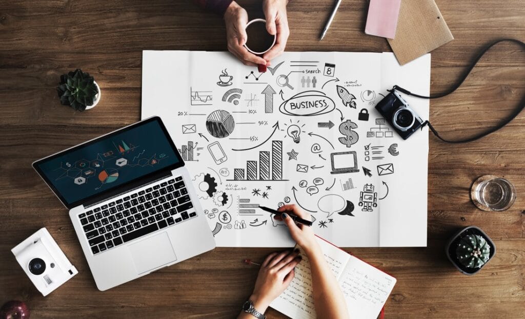 Equipo de trabajo planificando estrategias digitales con un mapa mental de negocios y analítica web